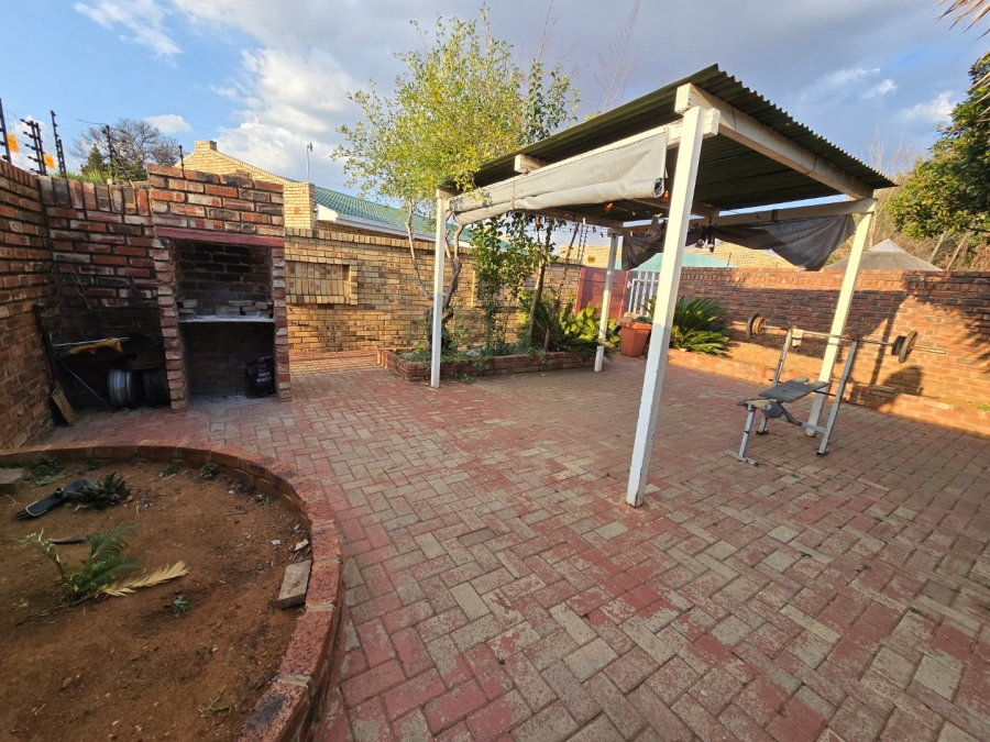 2 Bedroom Property for Sale in Kannoniers Park North West